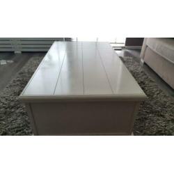 Landelijke salon tafel met louvre deuren