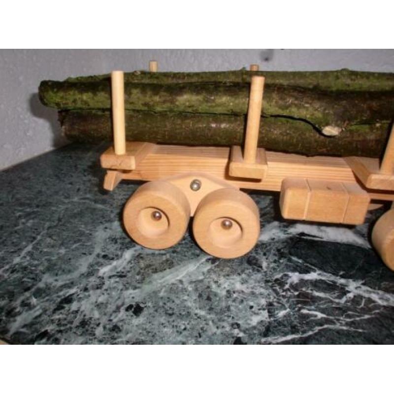 Houten vrachtauto met hout lading