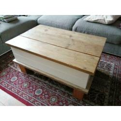 Mooie steigerhouten salontafel met handige opbergruimte.
