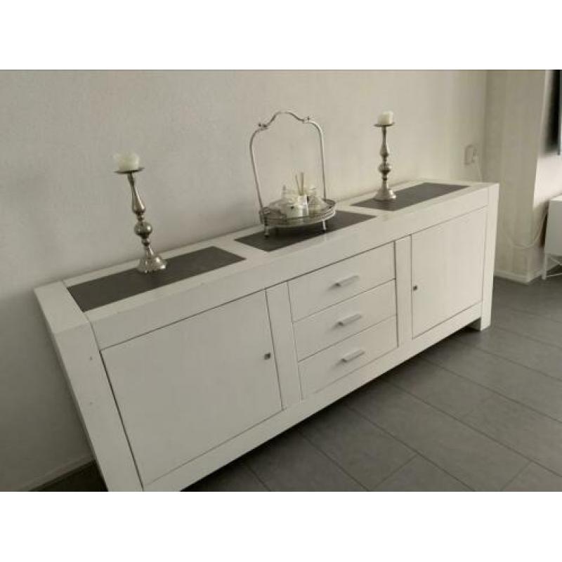 Witte dressoir