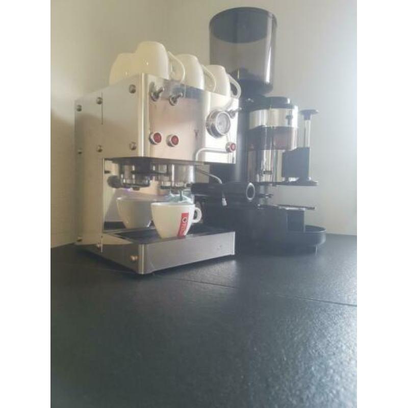 Te koop leuke koffiemachine en bonenmaler!