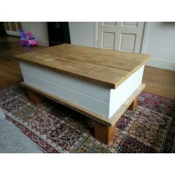 Mooie steigerhouten salontafel met handige opbergruimte.