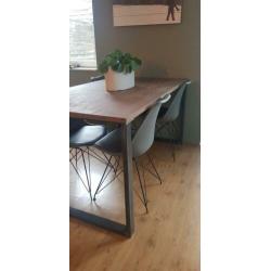 4 grijze eetkamerstoelen