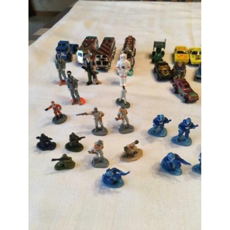 Mini legervoertuigen en auto’s , popjes