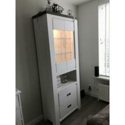 Te koop! Mooie robuuste vitrinekast met verlichting