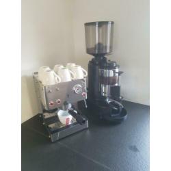 Te koop leuke koffiemachine en bonenmaler!