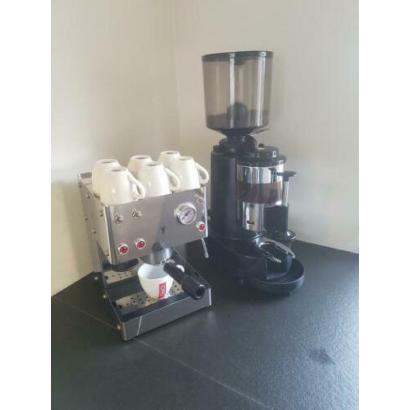 Te koop leuke koffiemachine en bonenmaler!