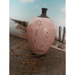Zware vaas roze met relief erop