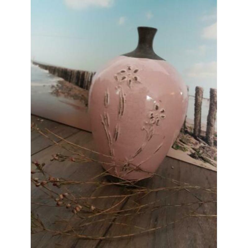 Zware vaas roze met relief erop