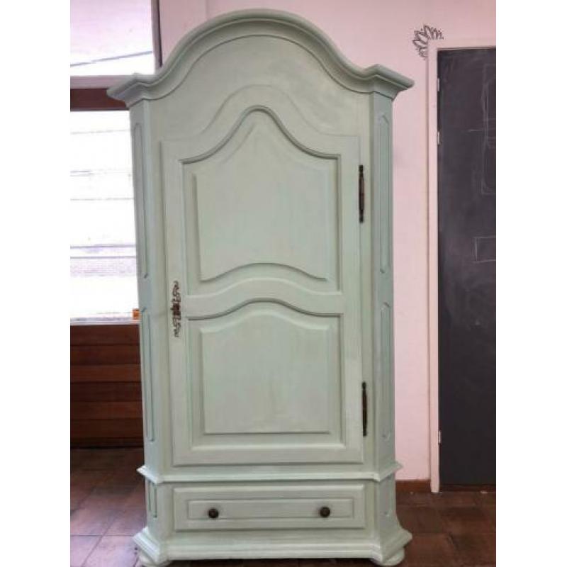 Geverfd houten kast