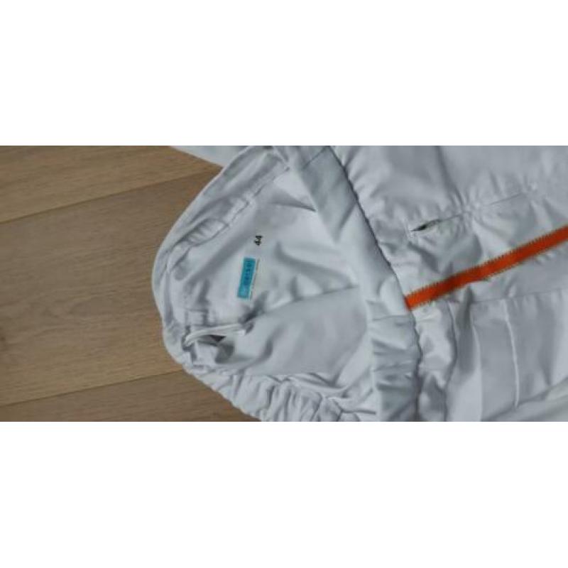 Witte uniform broeken voor in de zorg.