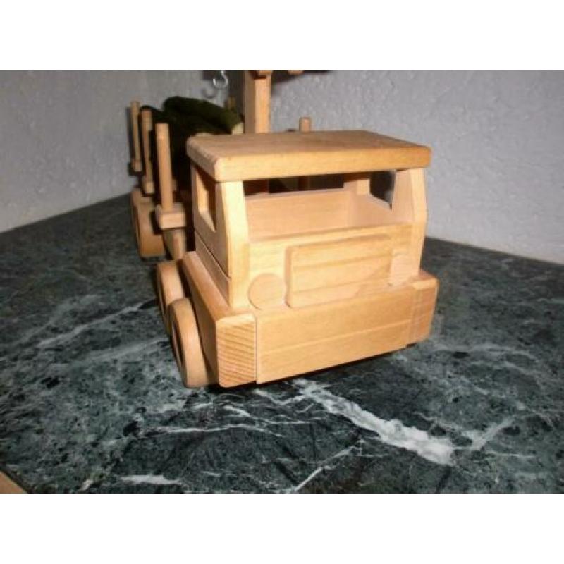 Houten vrachtauto met hout lading