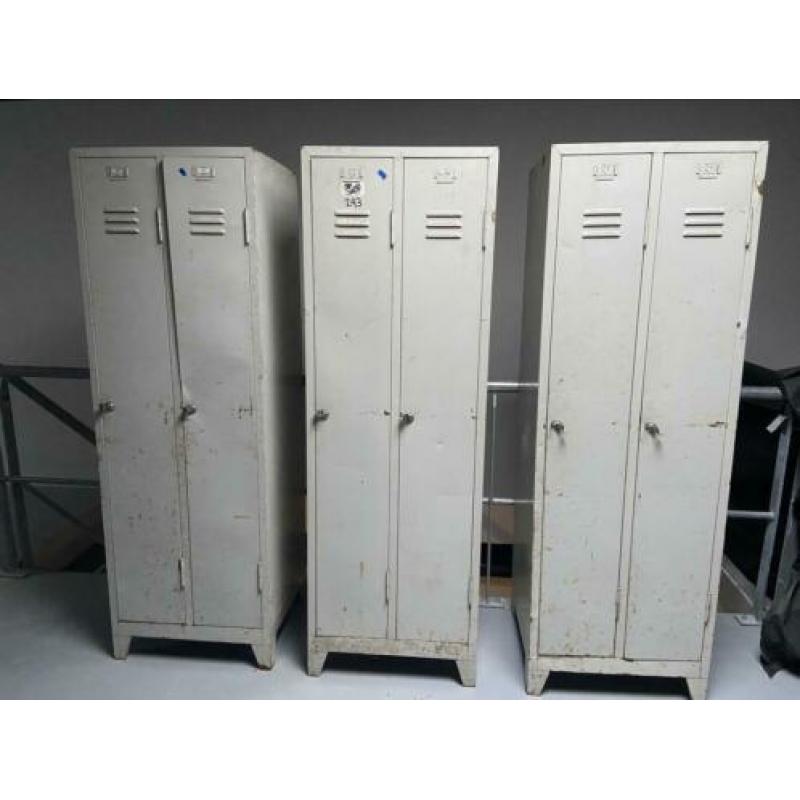Drie industriële lockerkasten