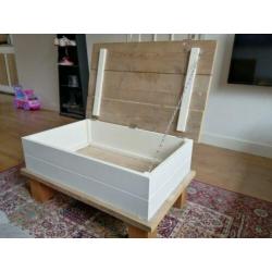 Mooie steigerhouten salontafel met handige opbergruimte.