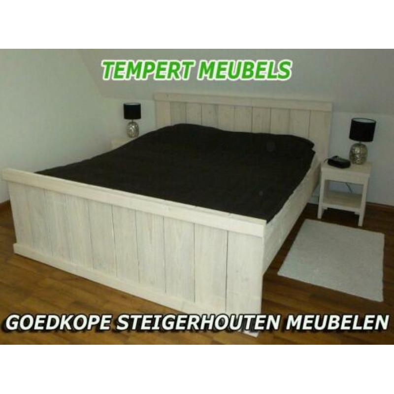 Stoer bed van steigerplanken / Steigerhouten bed.