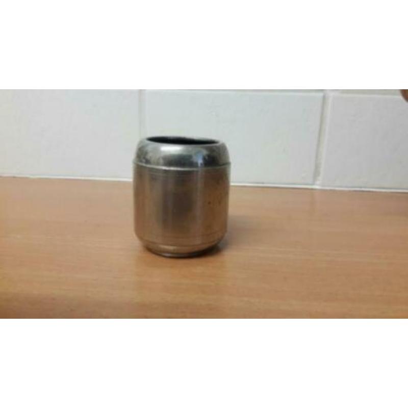 Tinnen koffiepot , melkkannetje en een potje voor suiker