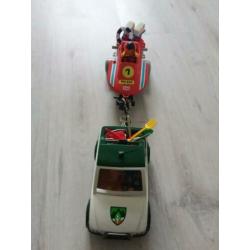 Vintage auto plus aanhanger met boot