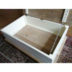 Mooie steigerhouten salontafel met handige opbergruimte.