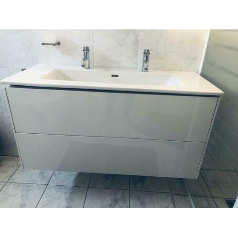Badkamer meubel wit met spiegel en wastafel met kranen