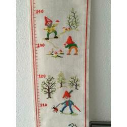 Geborduurd meetlint voor de kinderkamer.