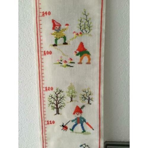 Geborduurd meetlint voor de kinderkamer.