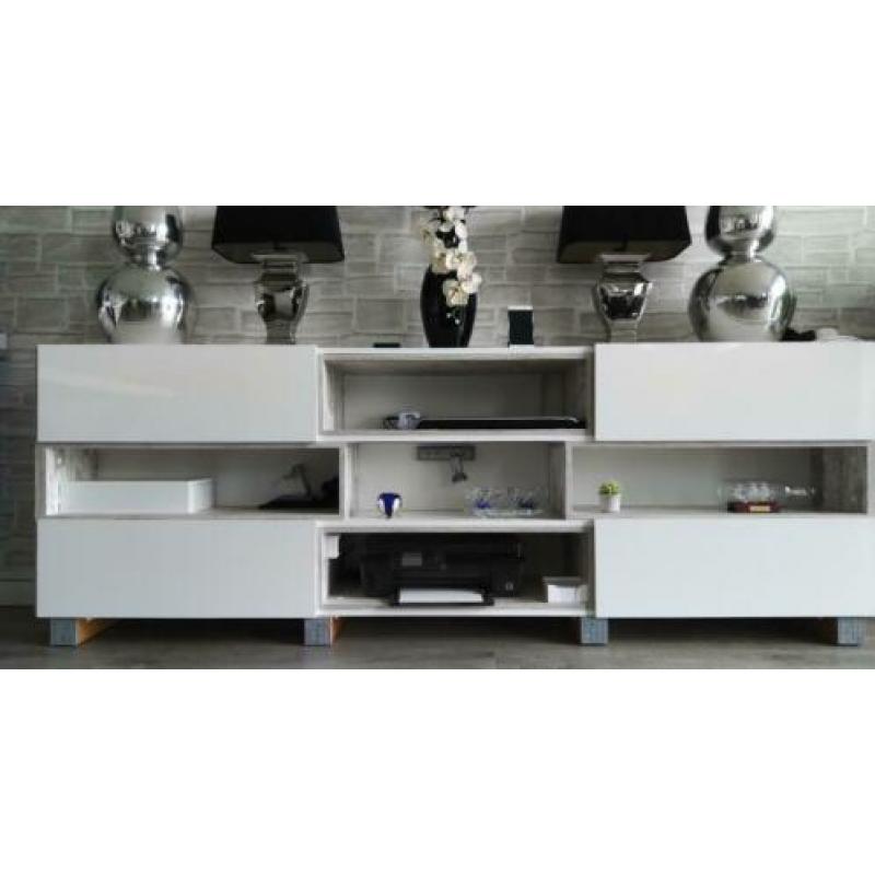 Wit dressoir c.q. TV-meubel