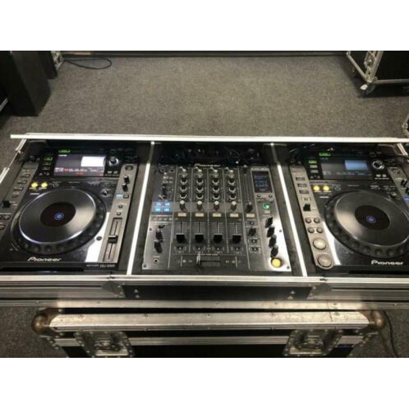 Flightcase met 2 x cdj2000 en 1x djm800 zeer netjes
