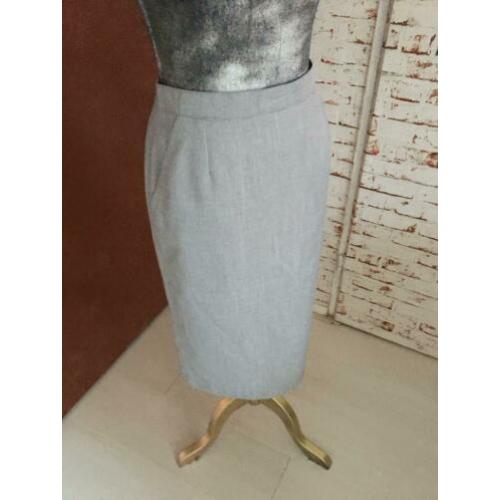 Licht grijze classic rok maat 38
