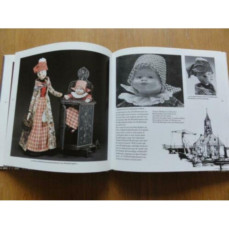 antieke poppenklederdracht