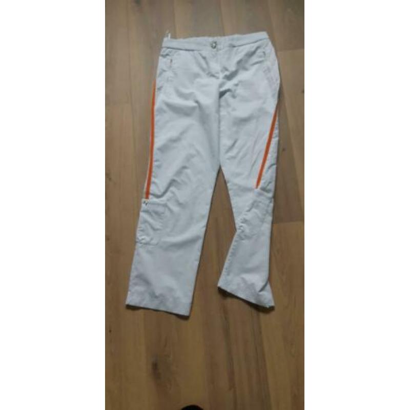 Witte uniform broeken voor in de zorg.