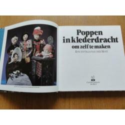 antieke poppenklederdracht