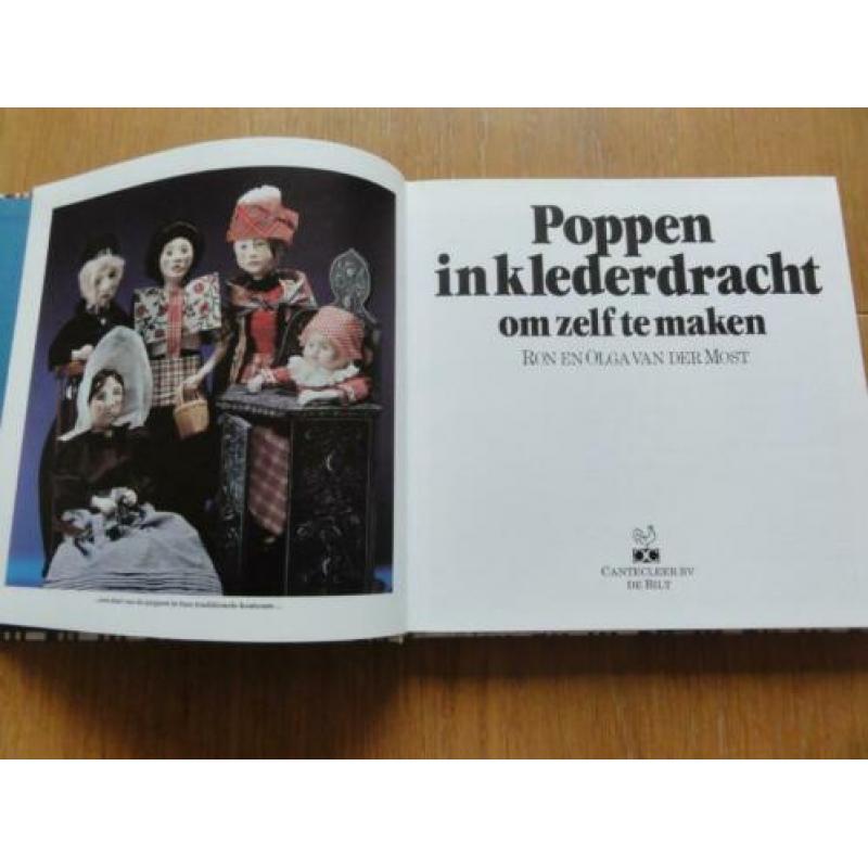 antieke poppenklederdracht