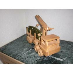 Houten vrachtauto met hout lading
