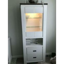 Te koop! Mooie robuuste vitrinekast met verlichting