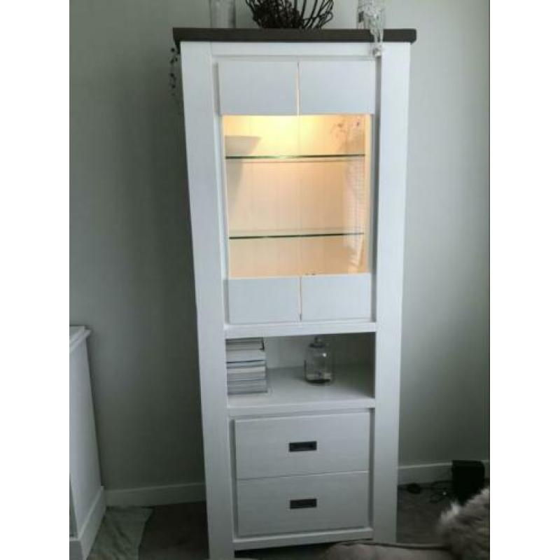 Te koop! Mooie robuuste vitrinekast met verlichting