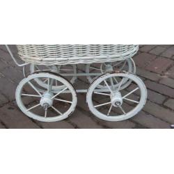 Brocante poppenwagen met kant en porseleinen handvat.