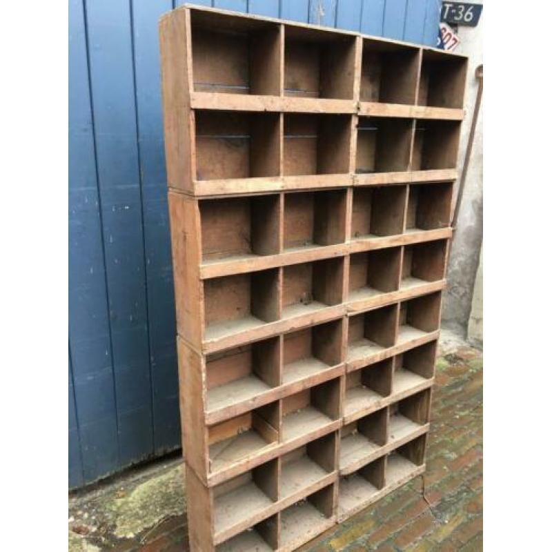 Vintage vakken kast uit oude werkplaats