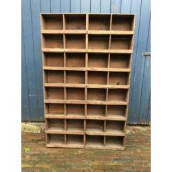 Vintage vakken kast uit oude werkplaats