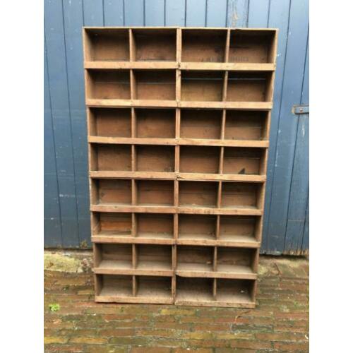 Vintage vakken kast uit oude werkplaats