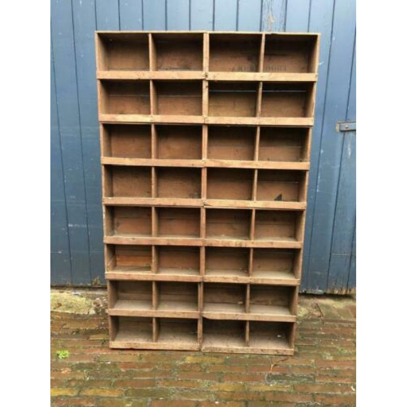 Vintage vakken kast uit oude werkplaats