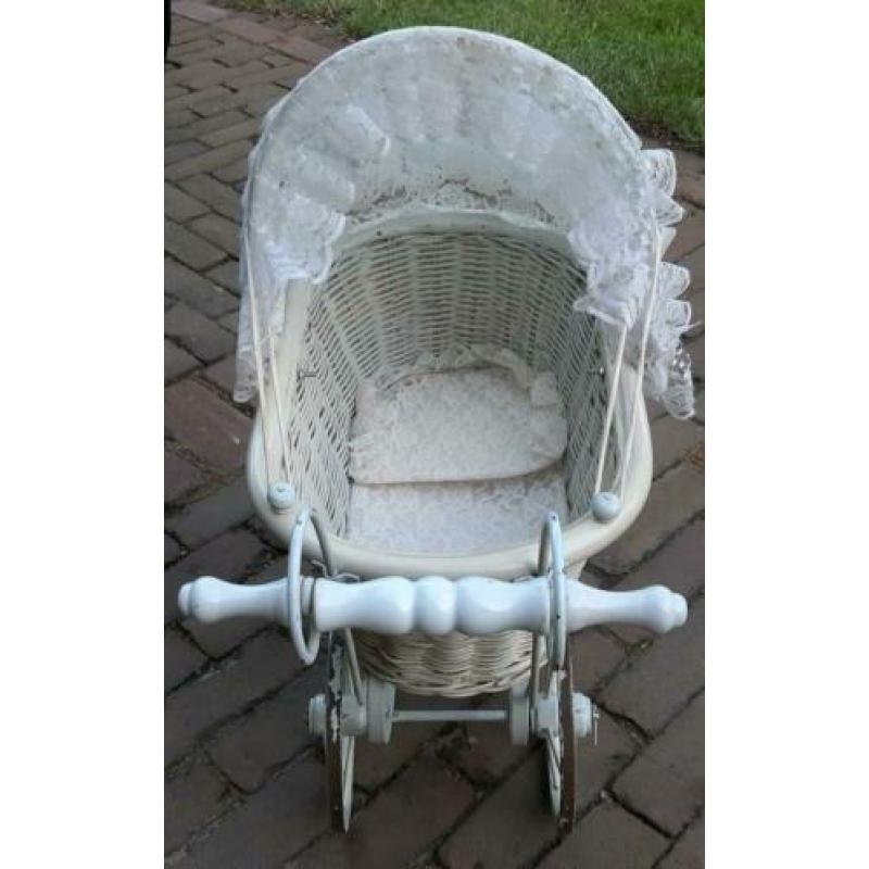 Brocante poppenwagen met kant en porseleinen handvat.
