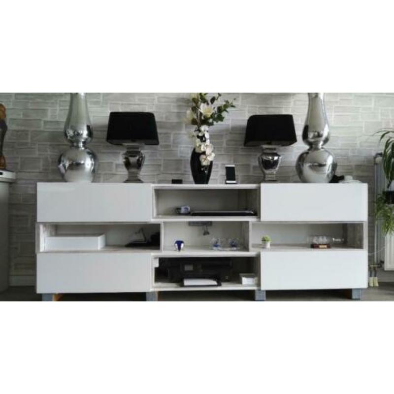 Wit dressoir c.q. TV-meubel