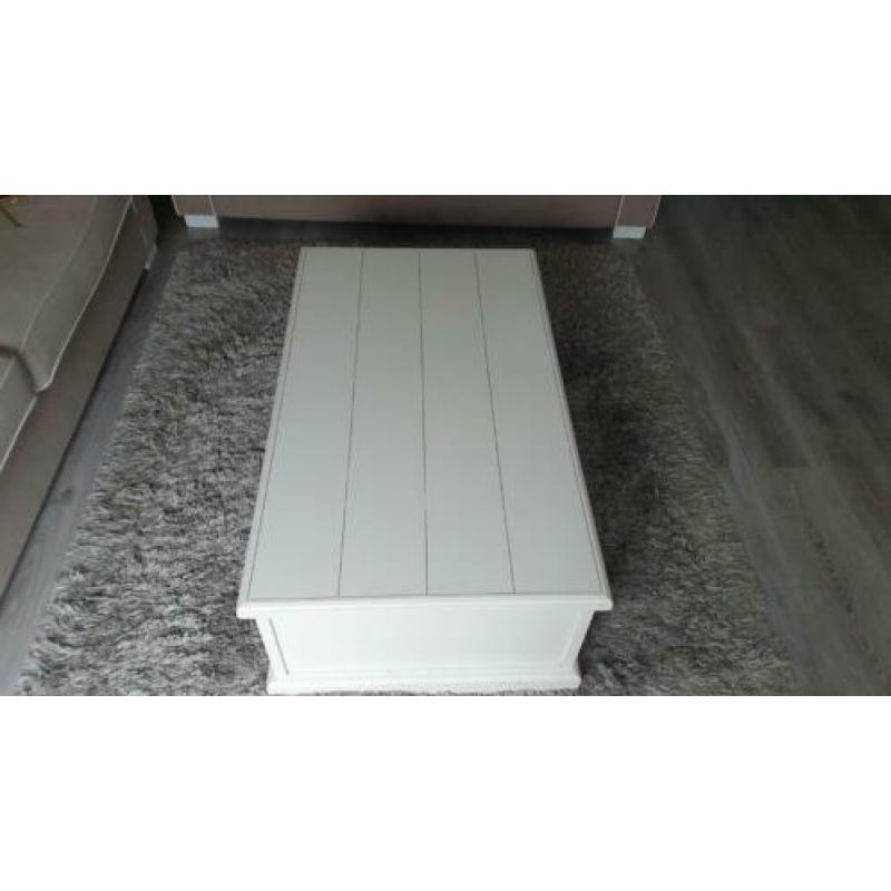 Landelijke salon tafel met louvre deuren