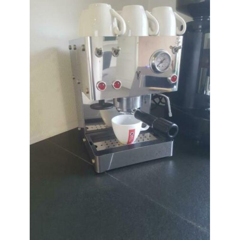 Te koop leuke koffiemachine en bonenmaler!