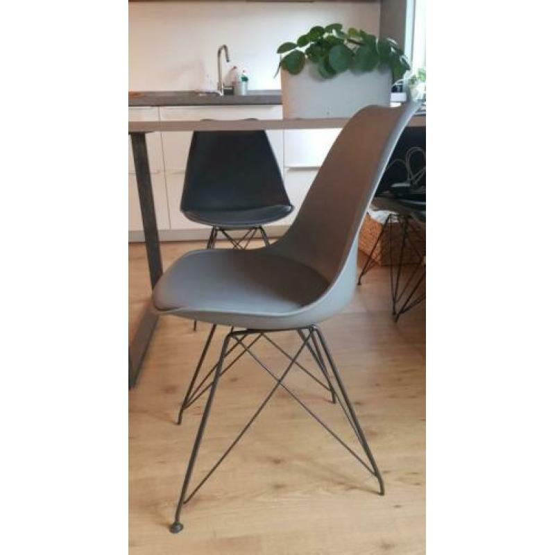 4 grijze eetkamerstoelen