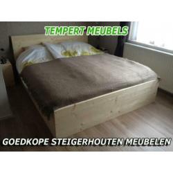 Stoer bed van steigerplanken / Steigerhouten bed.