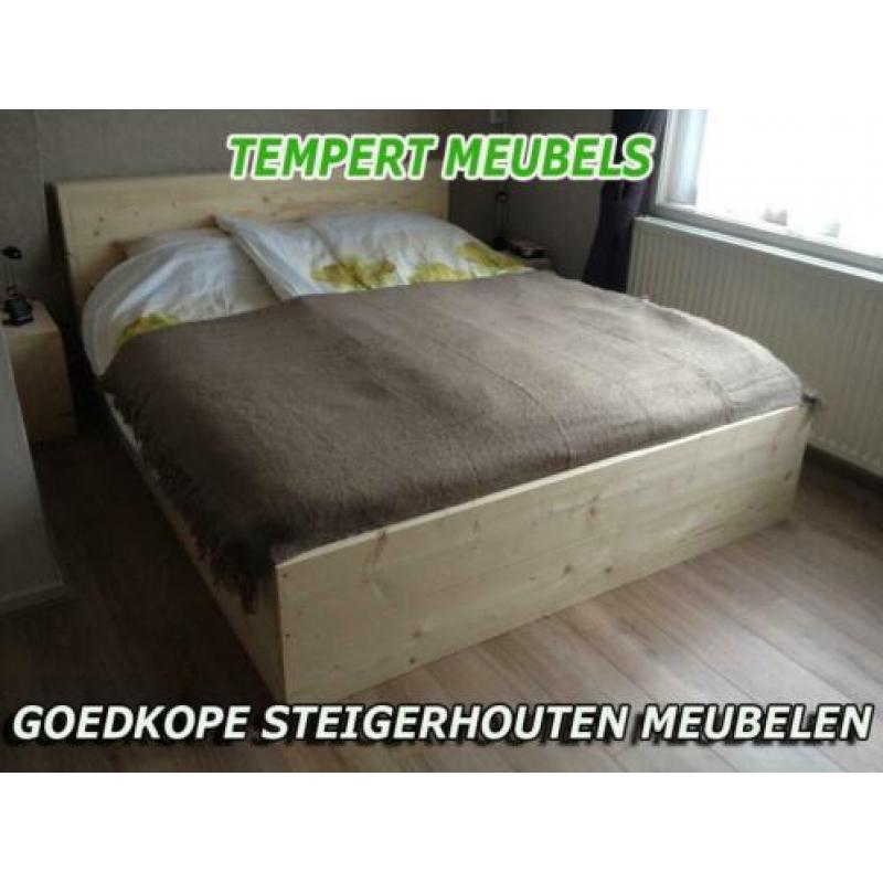 Stoer bed van steigerplanken / Steigerhouten bed.