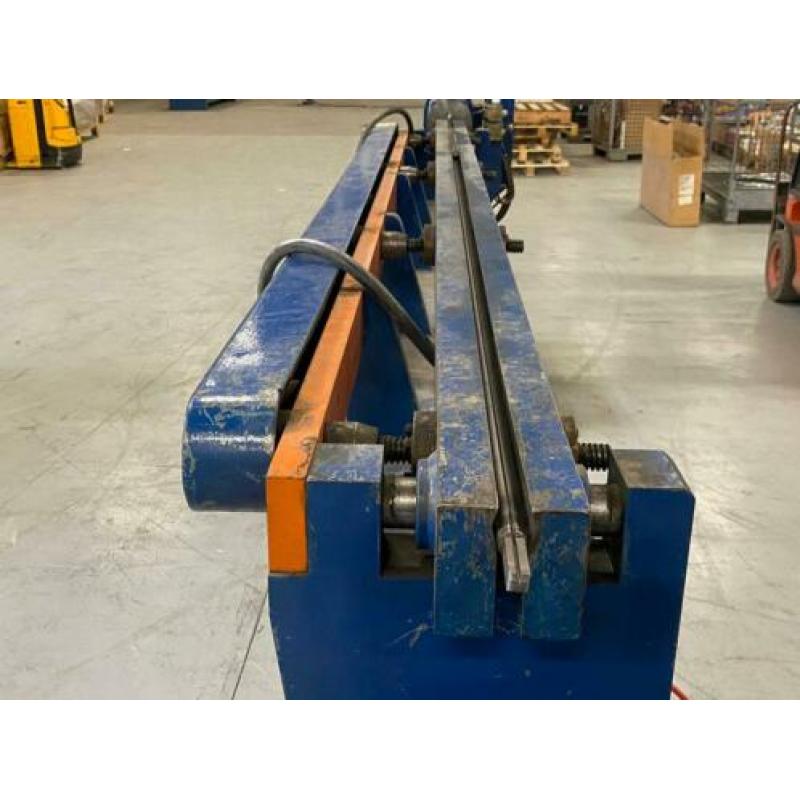Decoiler en kraalmachine voor het maken van dakgoten