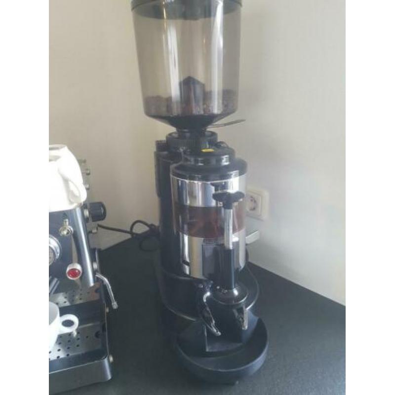 Te koop leuke koffiemachine en bonenmaler!