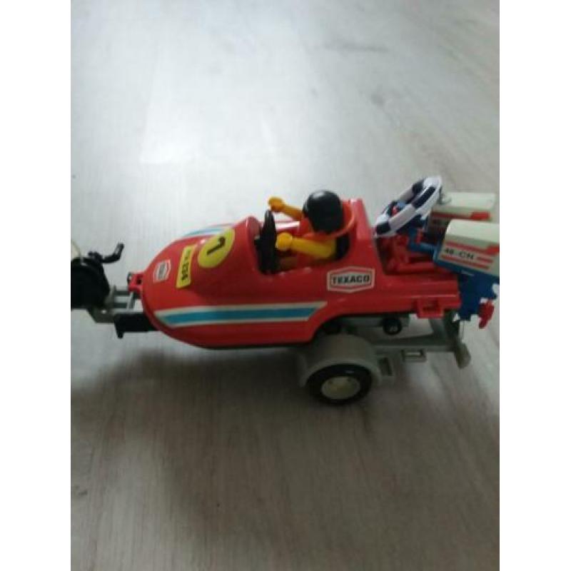Vintage auto plus aanhanger met boot